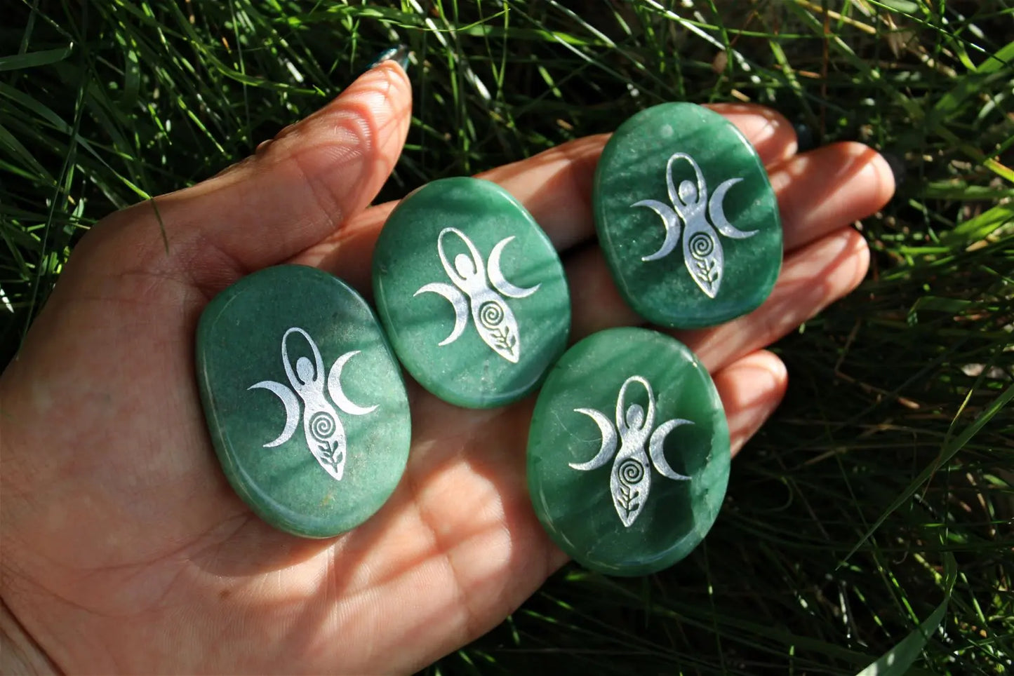 Galet plat en aventurine verte gravé Déesse - Aurore Lune