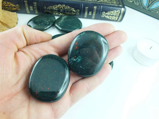 Galet plat héliotrope ou jaspe sanguin - Aurore Lune