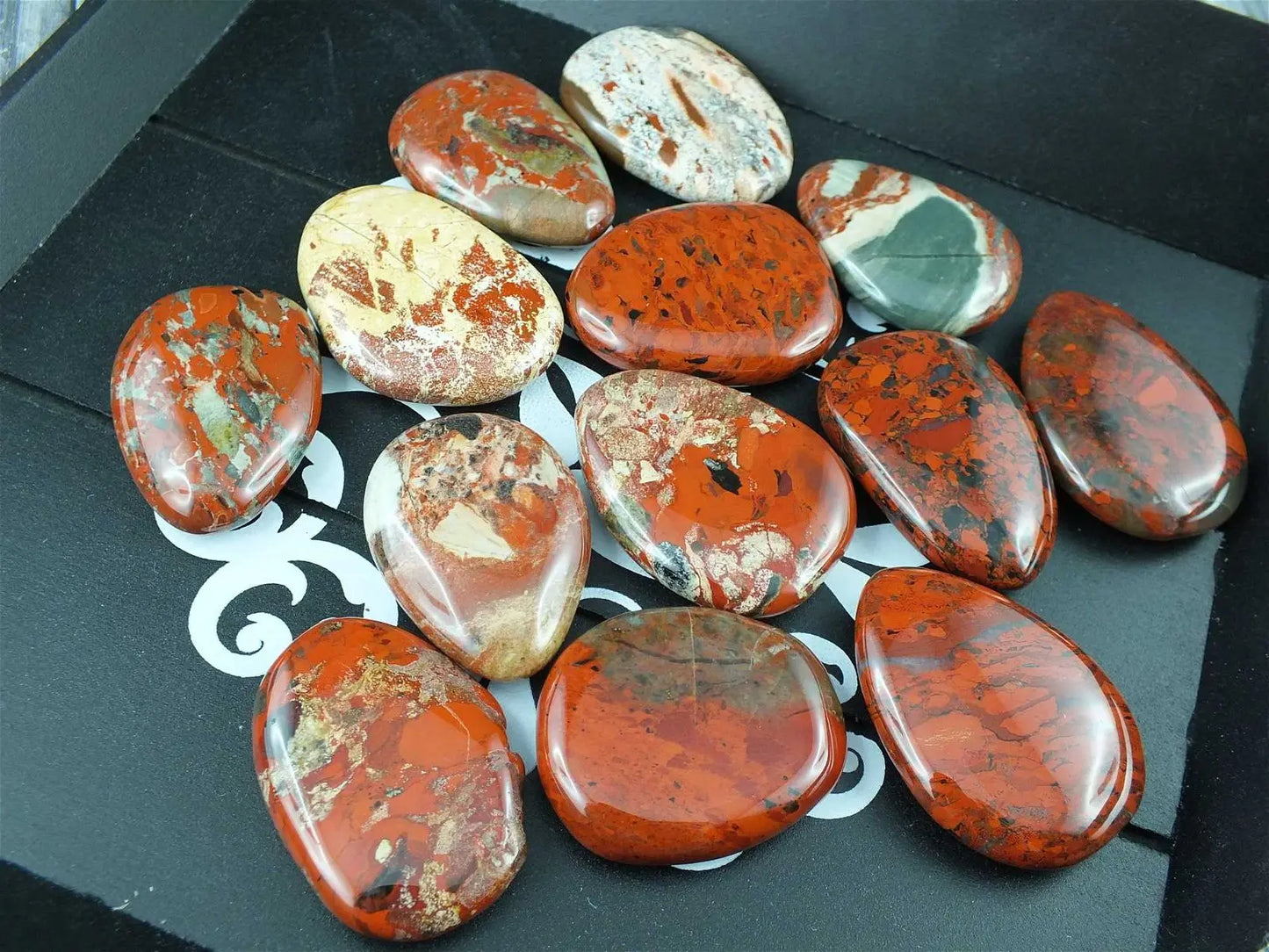 Galet plat jaspe brèche cabochon Création - Aurore Lune