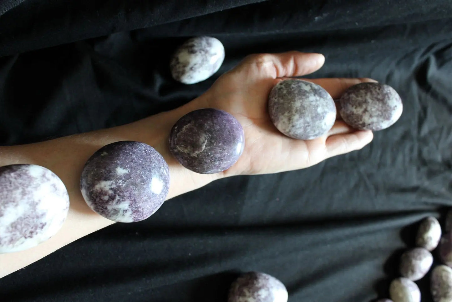 Grand galet de lépidolite COLIS - Aurore Lune