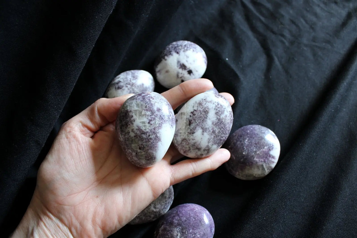 Grand galet de lépidolite COLIS - Aurore Lune