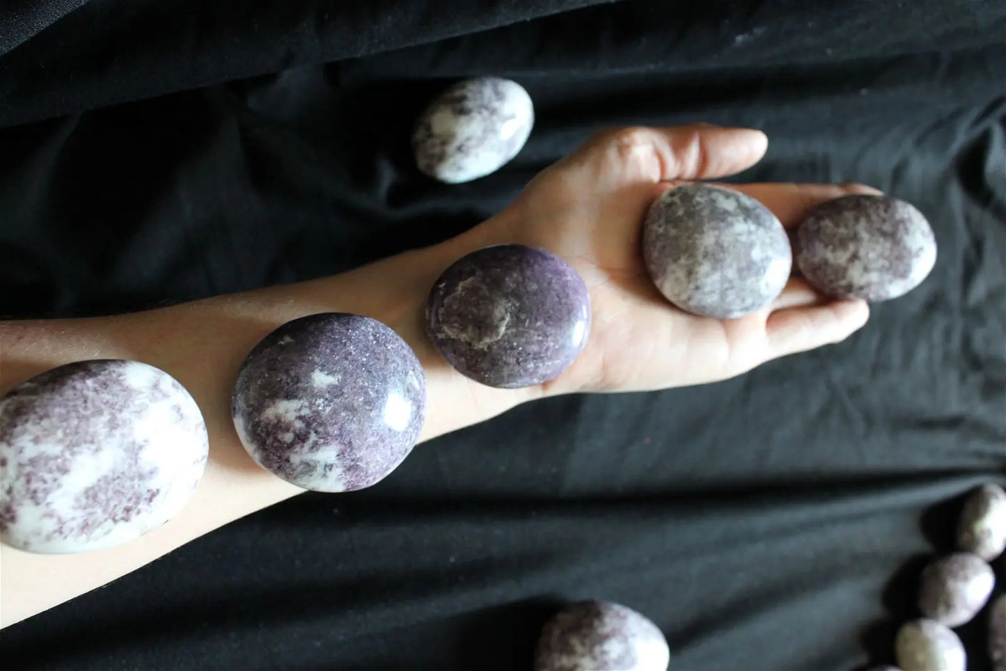 Grand galet de lépidolite COLIS - Aurore Lune