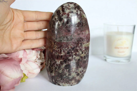 Grand grenat rubellite 14 cm 1.209 kg environ RARE - Aurore Lune