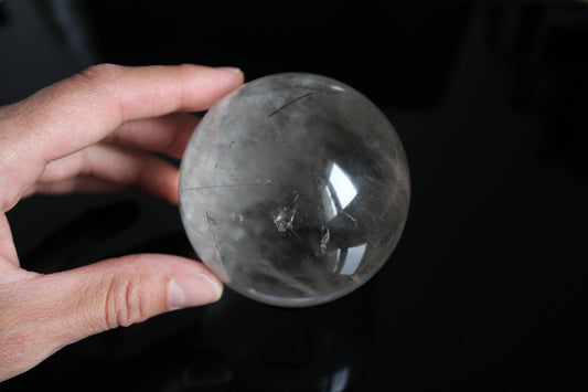 1 grosse sphère cristal de roche tourmaliné +7 cm