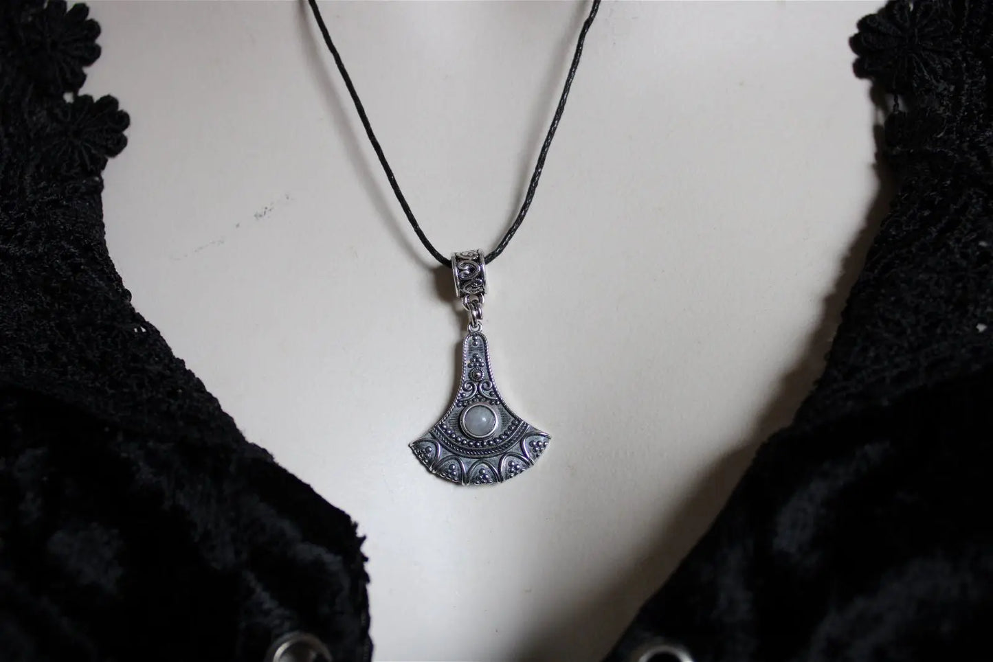 Labradorite blanche en collier - Aurore Lune