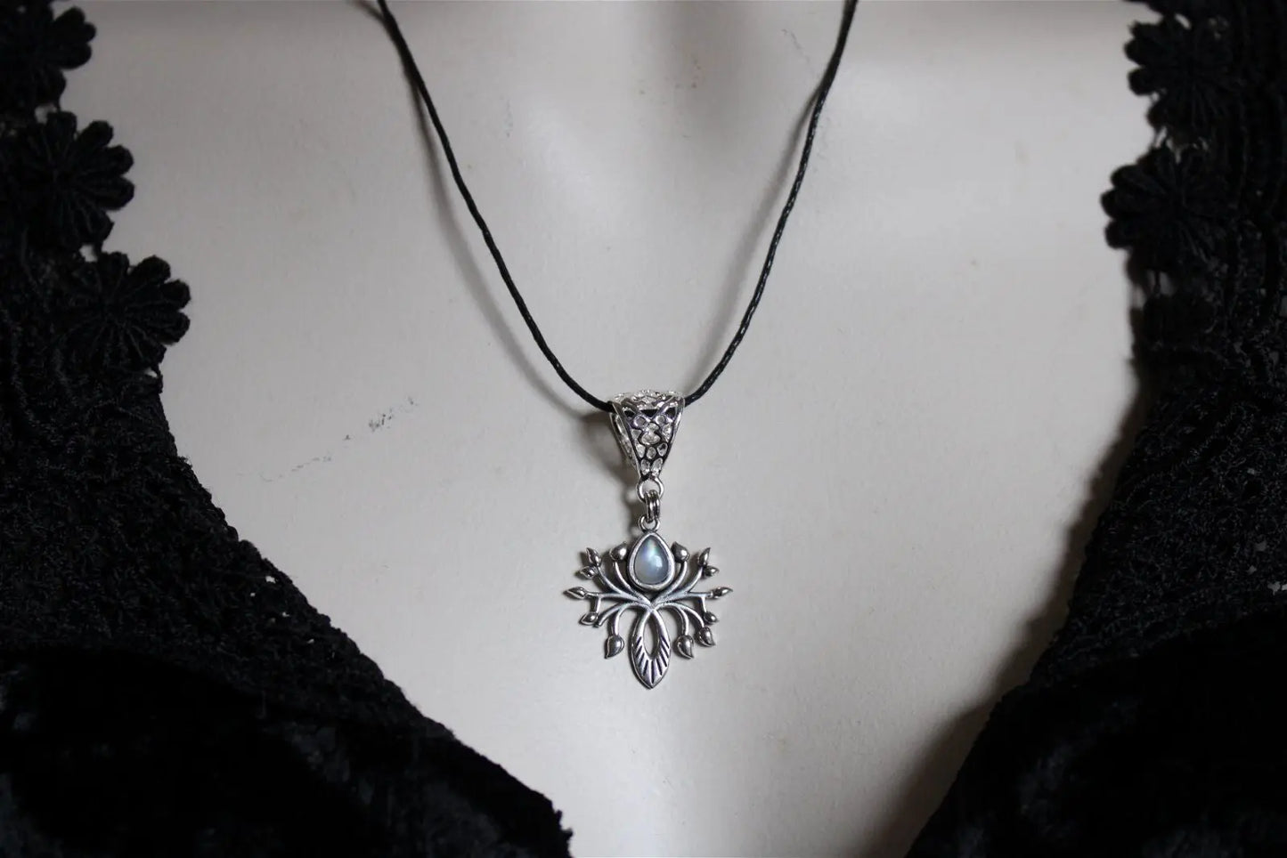 Labradorite blanche en collier - Aurore Lune