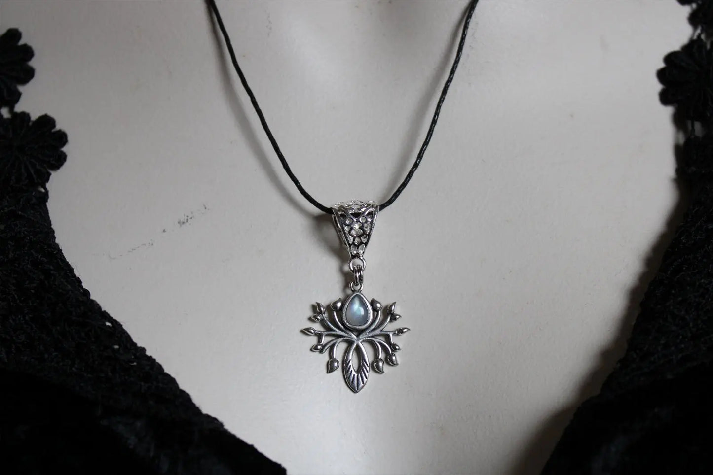 Labradorite blanche en collier - Aurore Lune