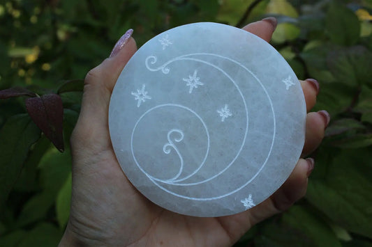Lune étoiles et pousse de plante sur sélénite - Aurore Lune