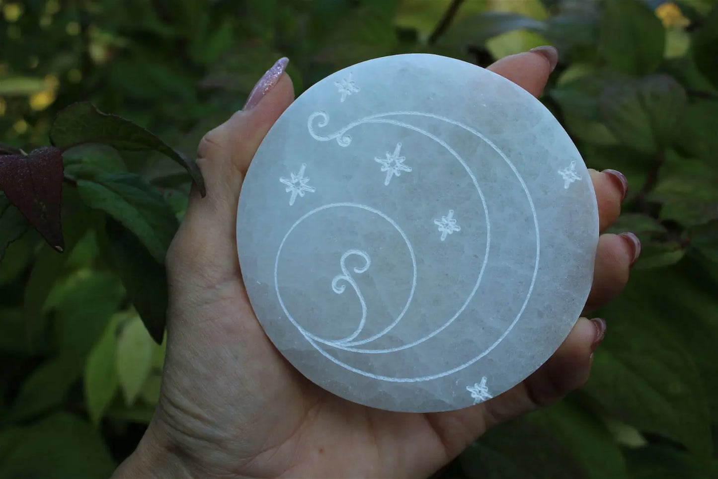 Lune étoiles et pousse de plante sur sélénite - Aurore Lune