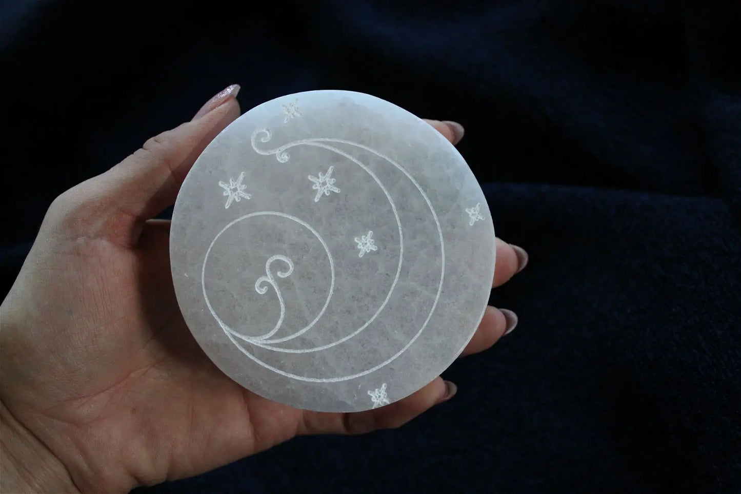 Lune étoiles et pousse de plante sur sélénite - Aurore Lune