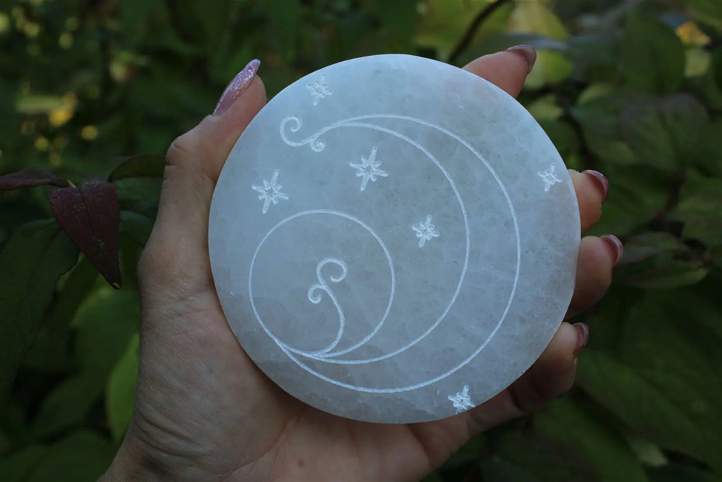 Lune étoiles et pousse de plante sur sélénite - Aurore Lune