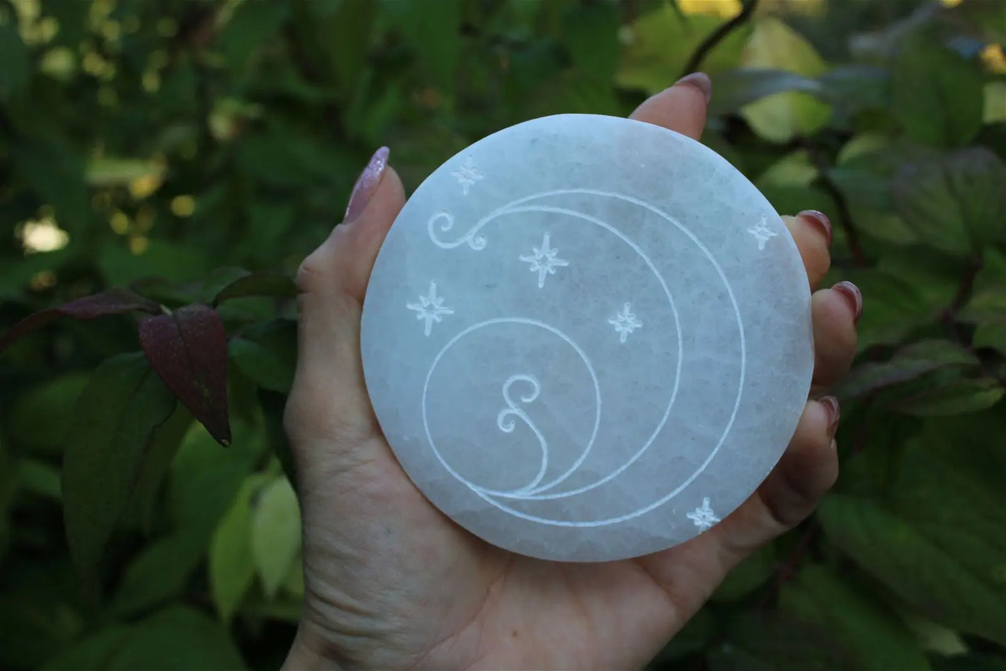 Lune étoiles et pousse de plante sur sélénite - Aurore Lune