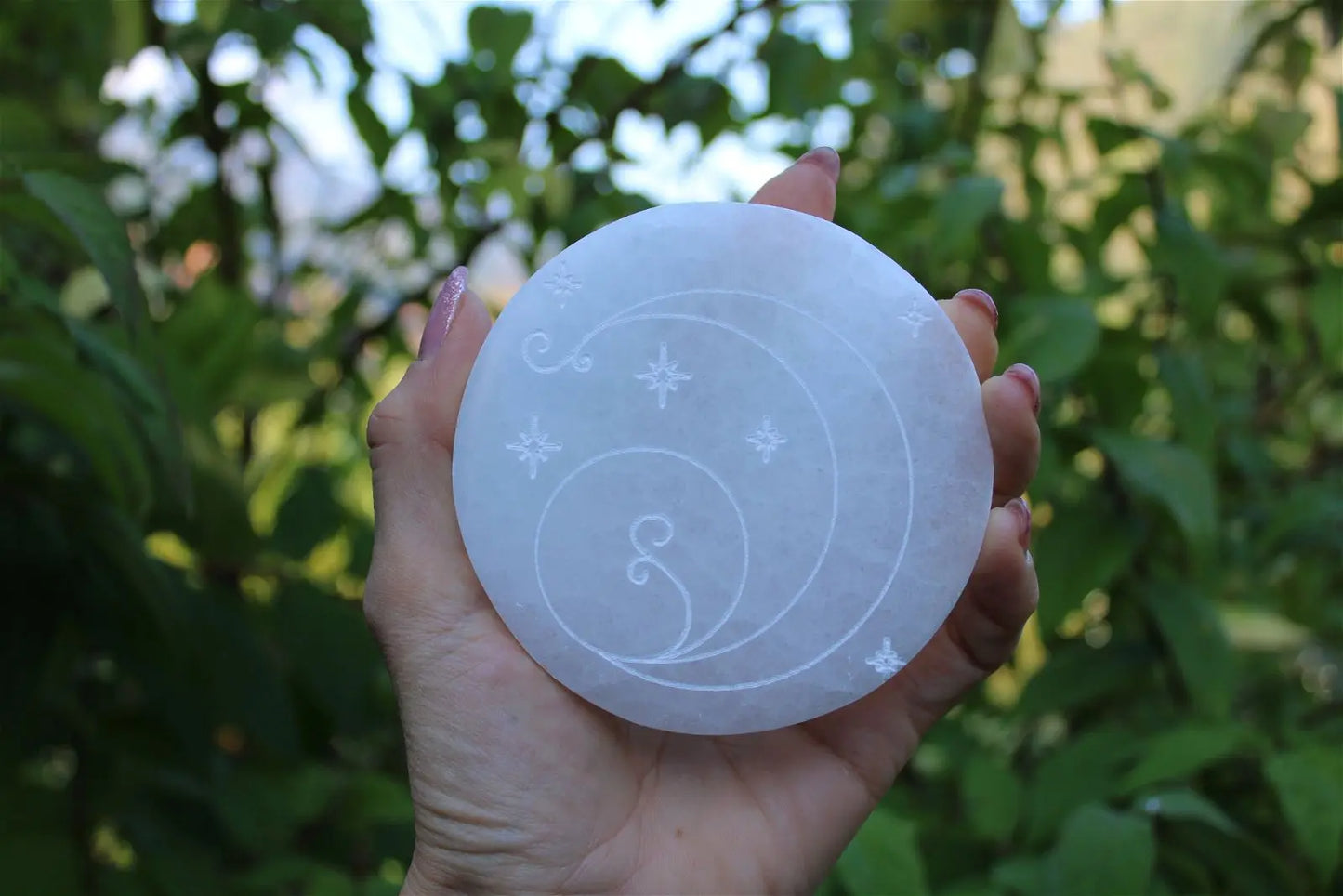 Lune étoiles et pousse de plante sur sélénite - Aurore Lune