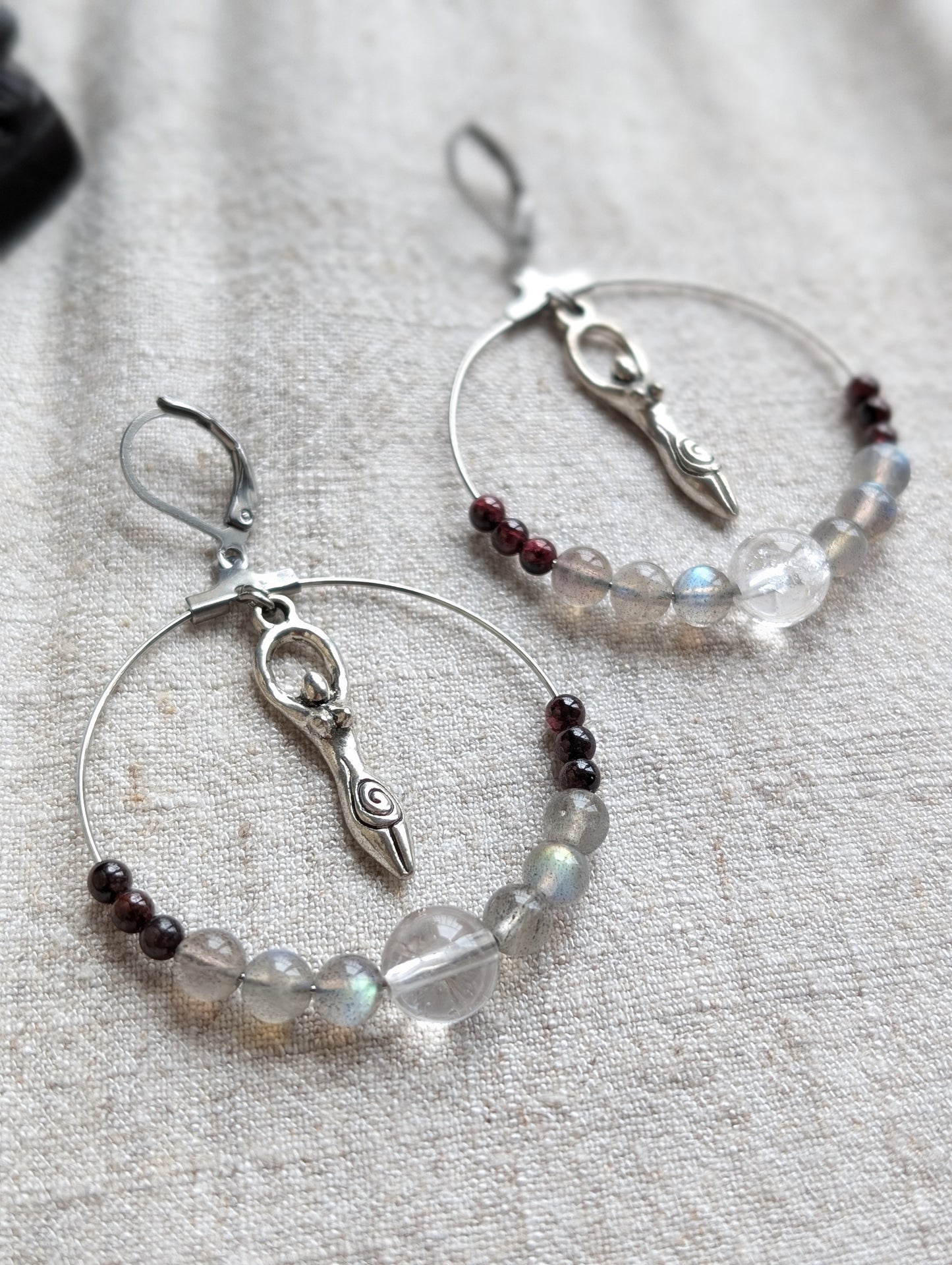 Boucles d'oreilles labradorite grenat cristal de roche - Aurore Lune