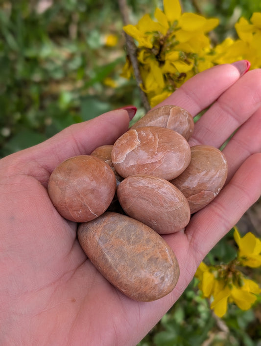Pierre roulée en pierre de lune pêche ou abricot - Aurore Lune