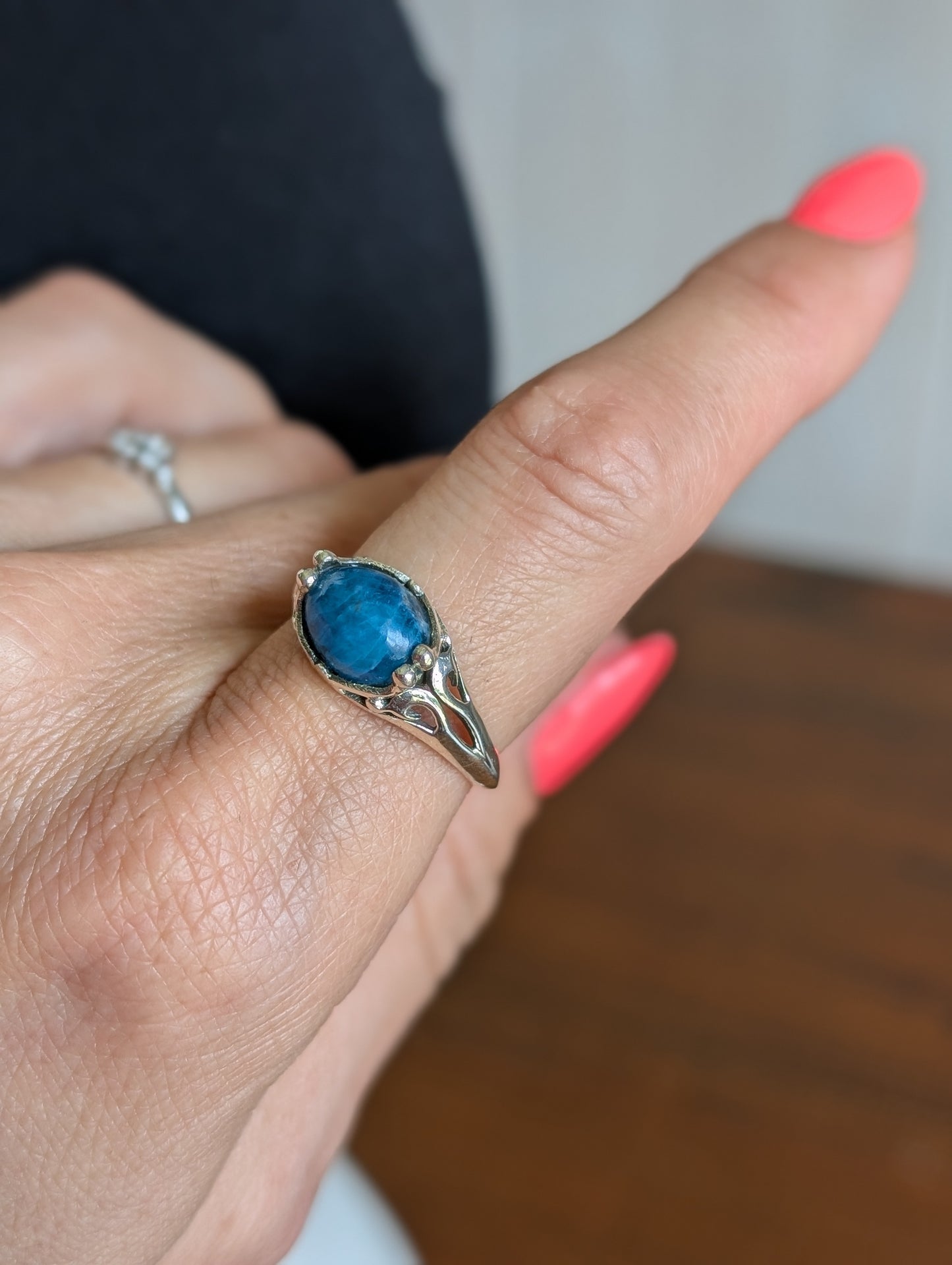 Bague en apatite bleue réglable en écartant