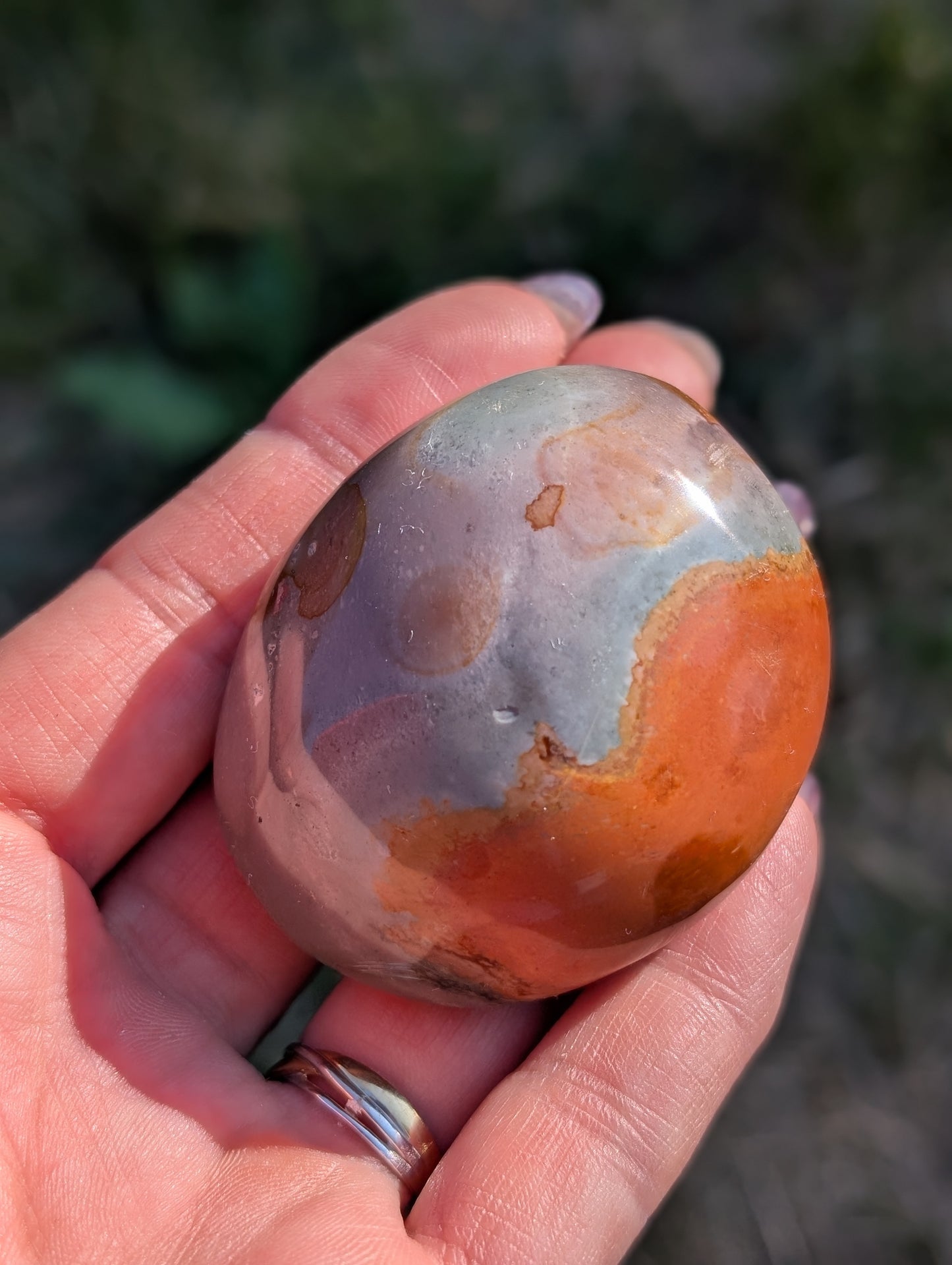 Galet en jaspe polychrome ou impérial
