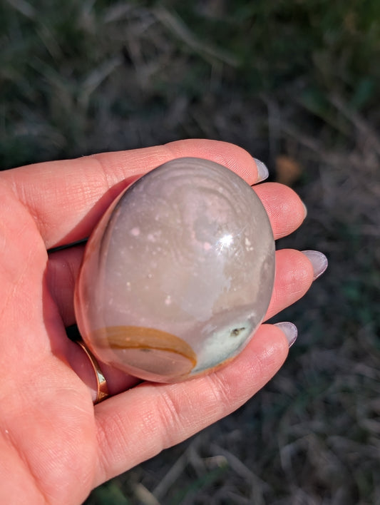 Galet en jaspe polychrome ou impérial