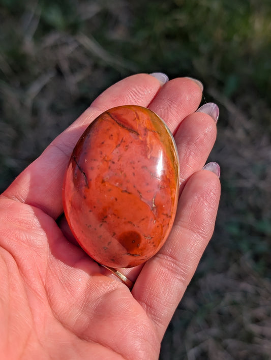 Galet en jaspe polychrome ou impérial