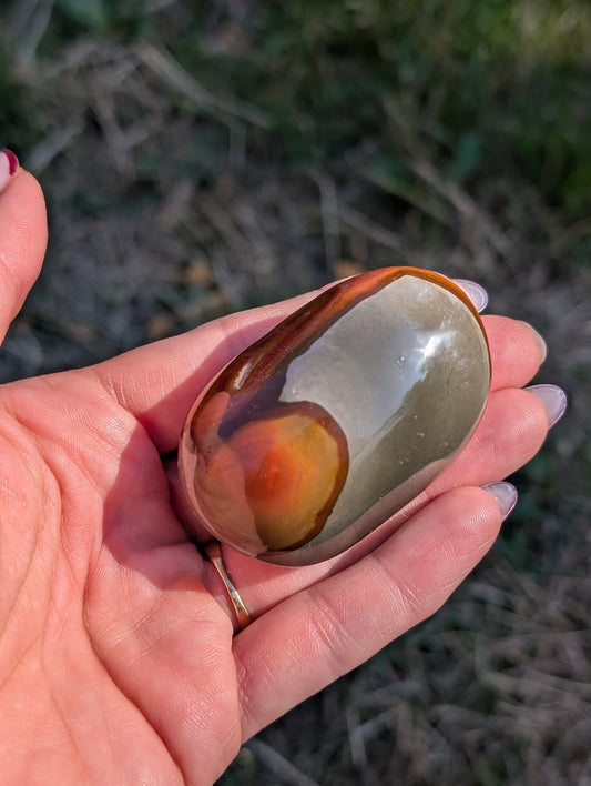 Galet en jaspe polychrome ou impérial