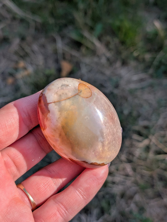 Galet en jaspe polychrome ou impérial