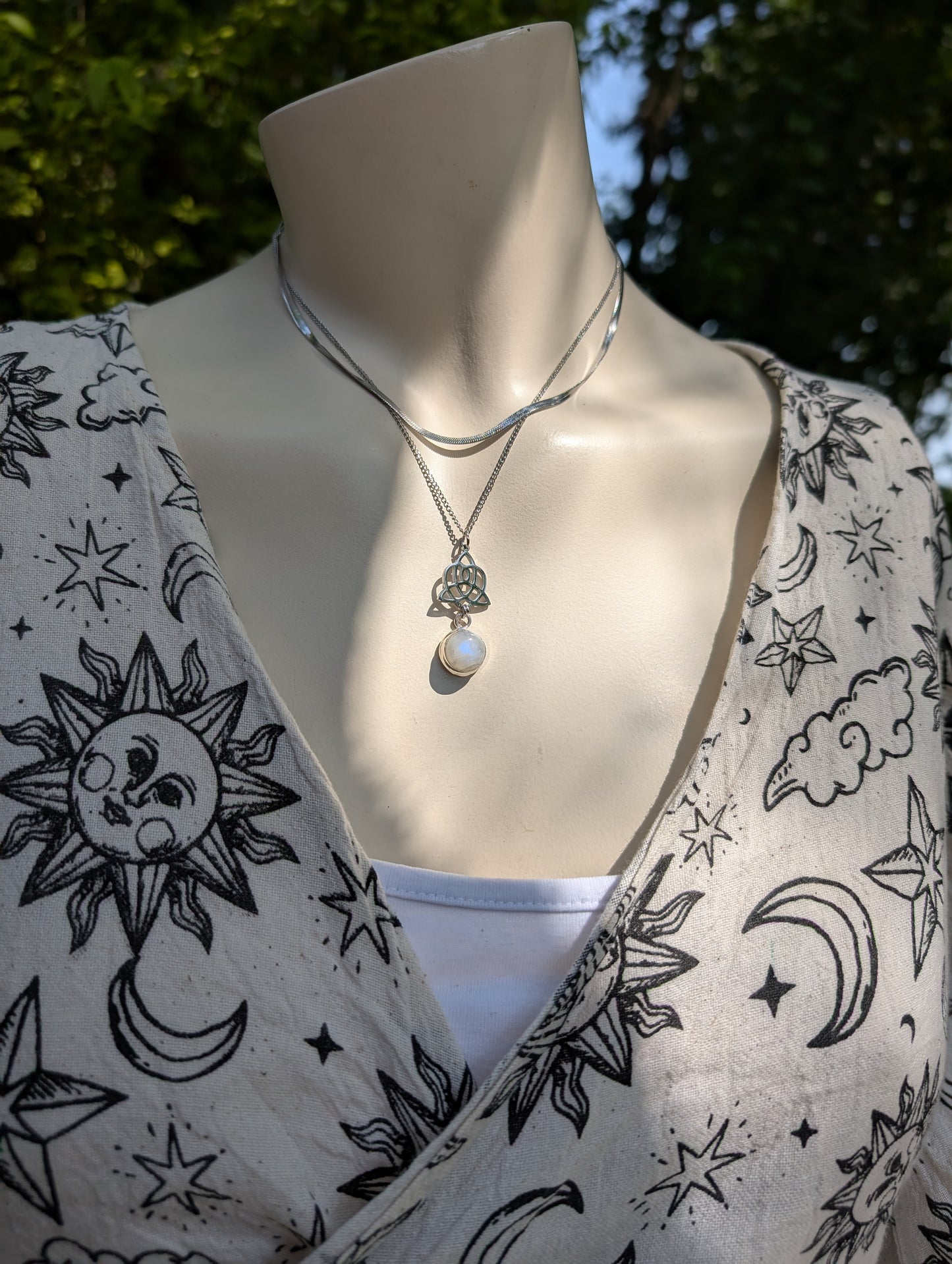 Collier avec labradorite blanche pierre de lune arc-en-ciel