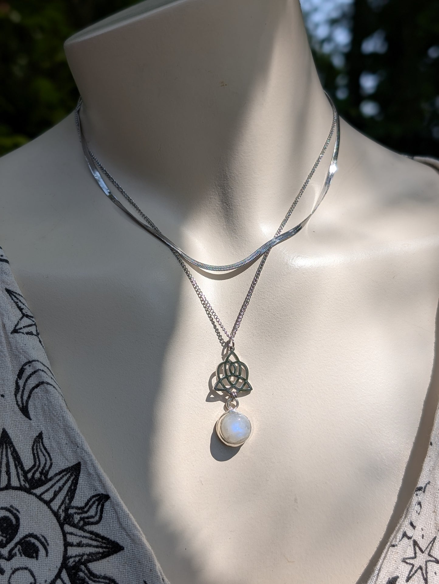 Collier avec labradorite blanche pierre de lune arc-en-ciel