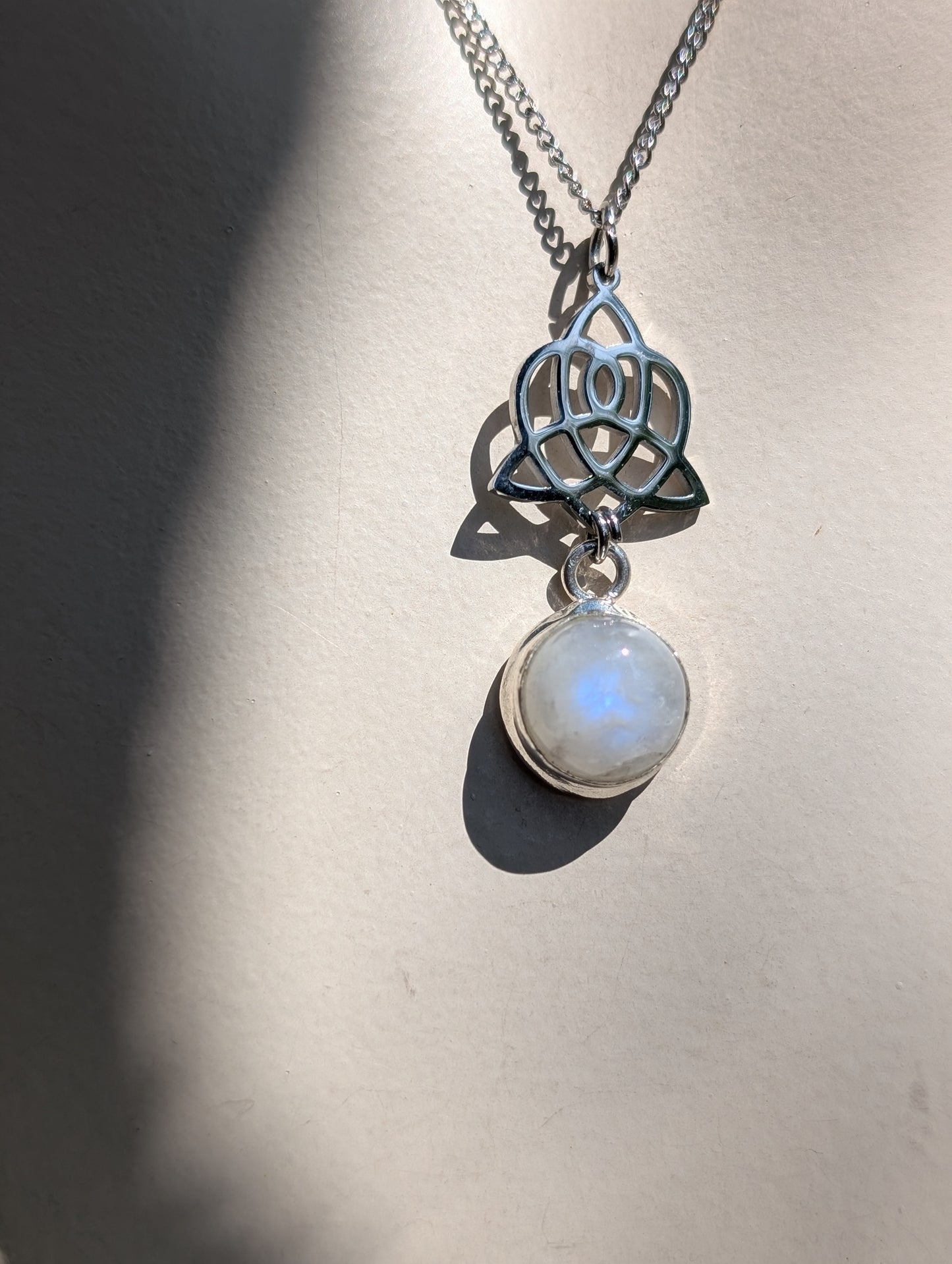 Collier avec labradorite blanche pierre de lune arc-en-ciel