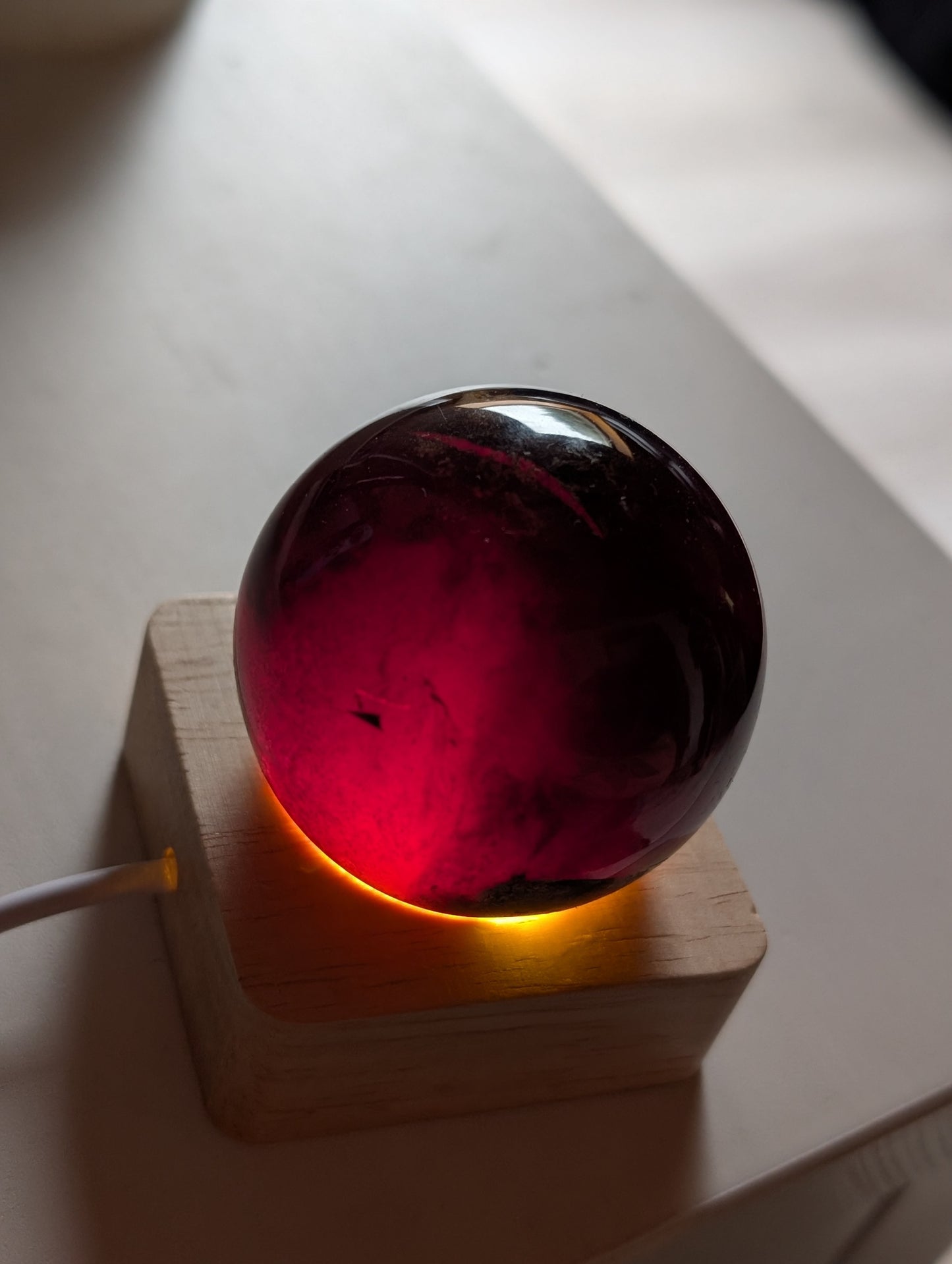 Sphère en ambre bleu + socle lumineux