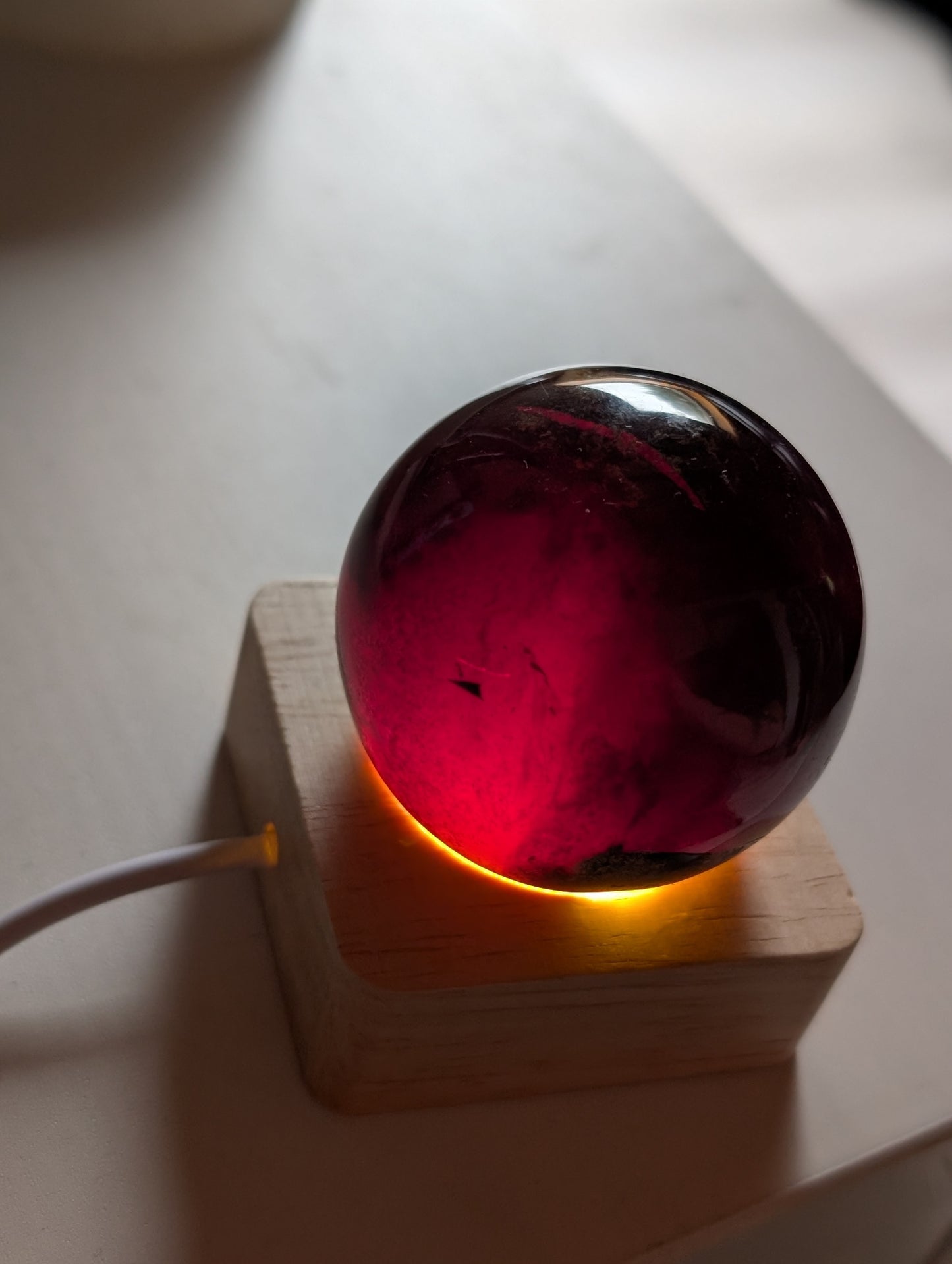 Sphère en ambre bleu + socle lumineux