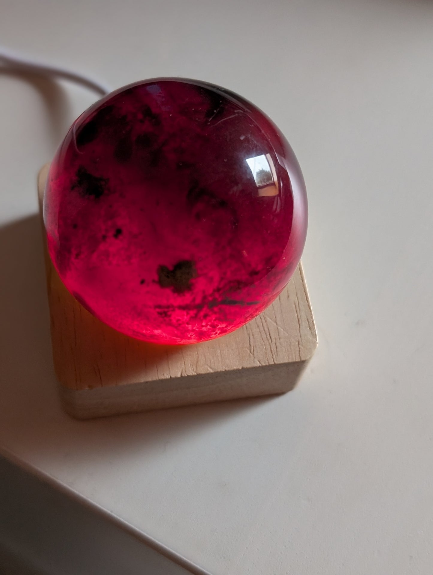 Sphère en ambre bleu + socle lumineux