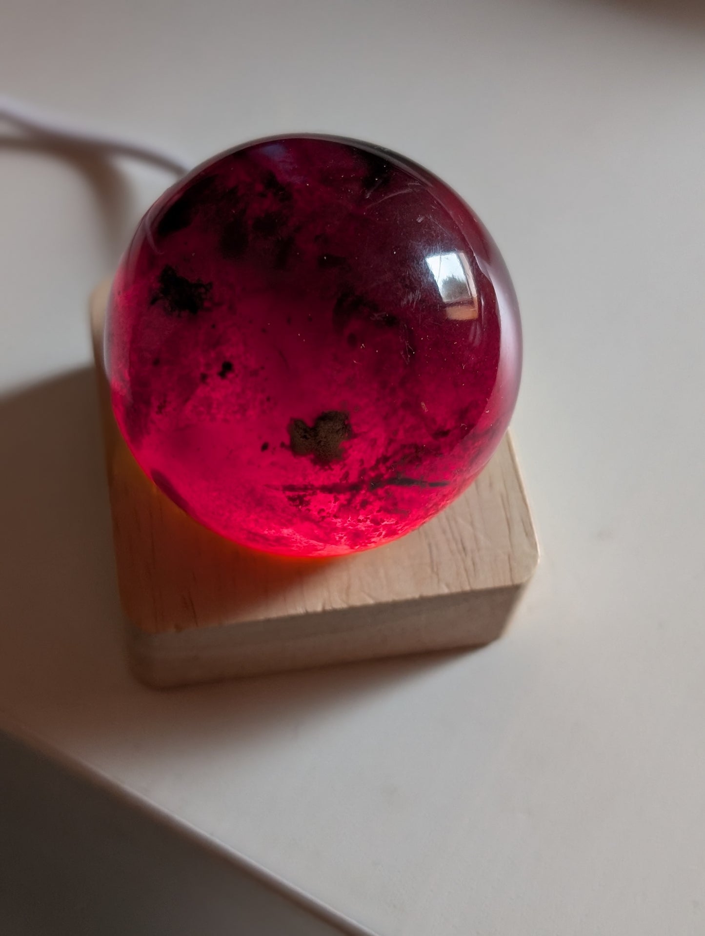 Sphère en ambre bleu + socle lumineux