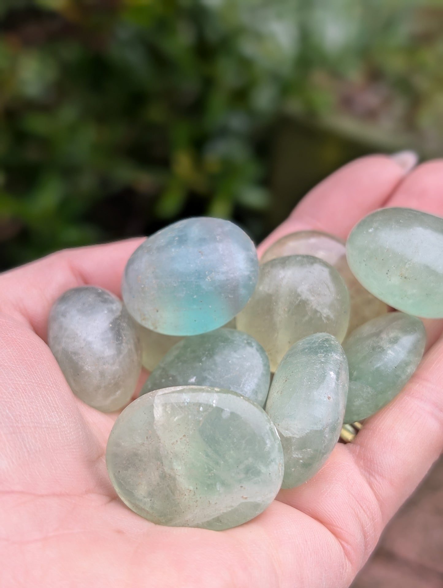 1 pierre roulée en fluorite ou fluorine verte