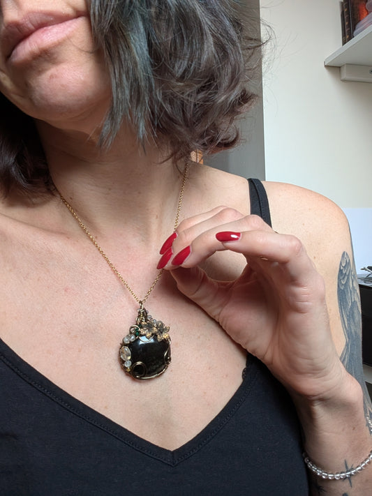 Collier en obsidienne dorée wirewrap pierre 3 cm