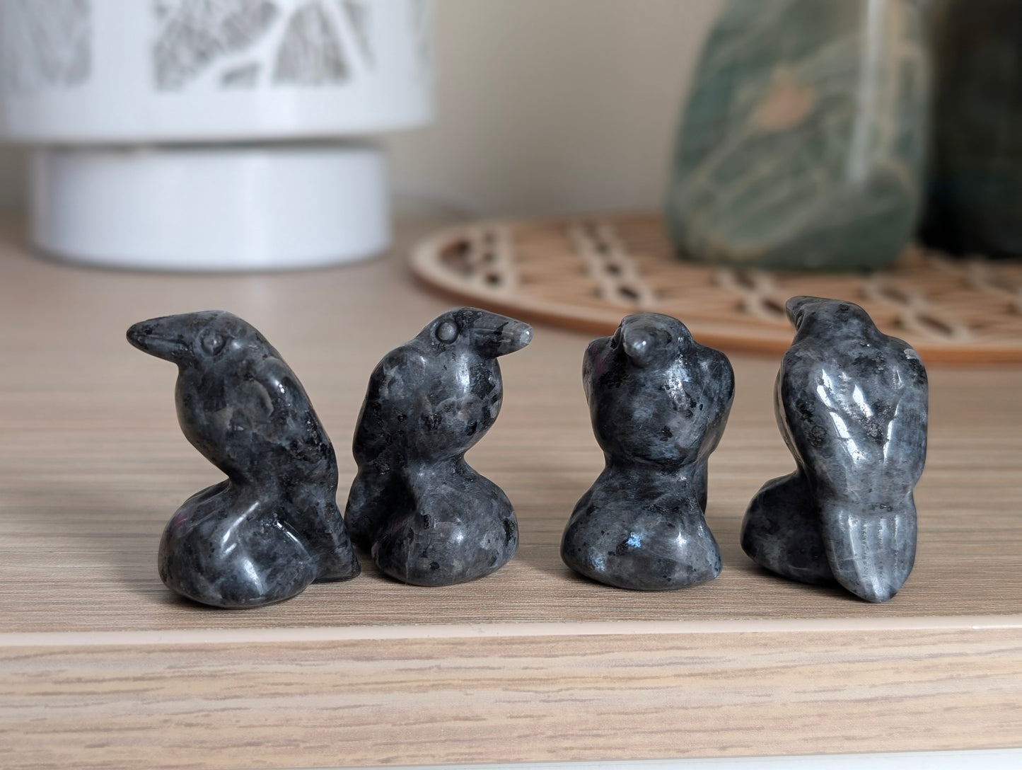 1 corbeau en larvikite