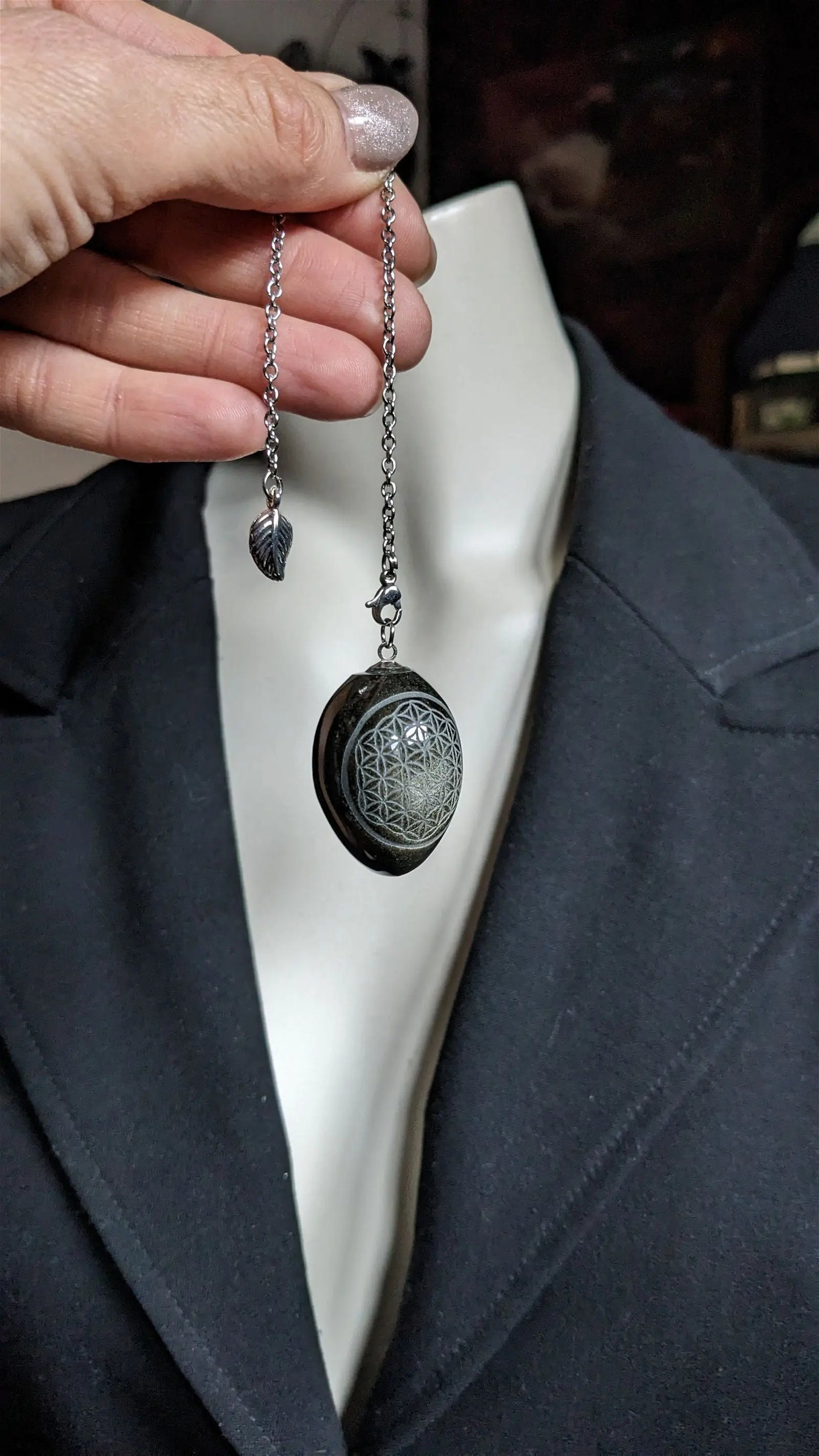Pendule en obsidienne dorée gravé d'une Fleur de Vie - Aurore Lune