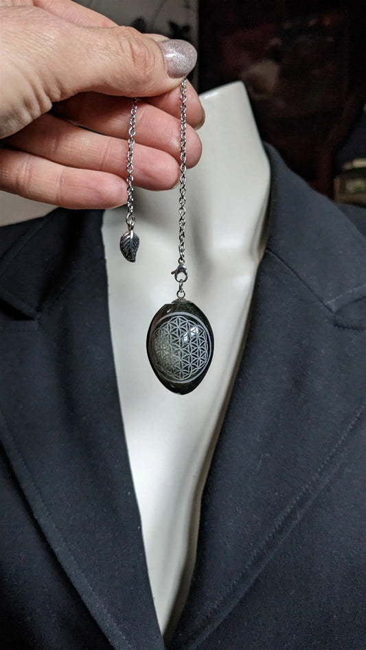 Pendule en obsidienne dorée gravé d'une Fleur de Vie - Aurore Lune