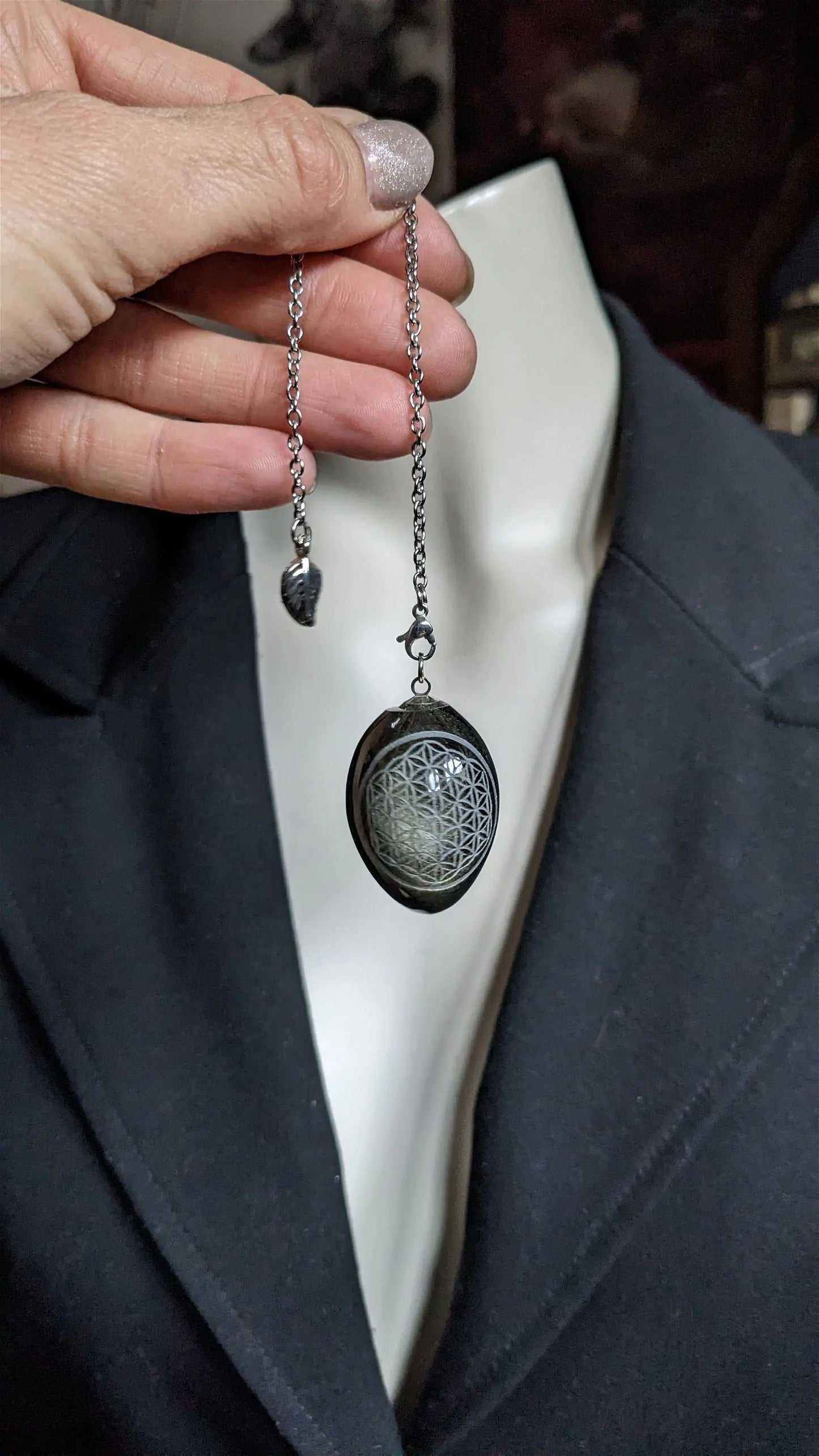 Pendule en obsidienne dorée gravé d'une Fleur de Vie - Aurore Lune