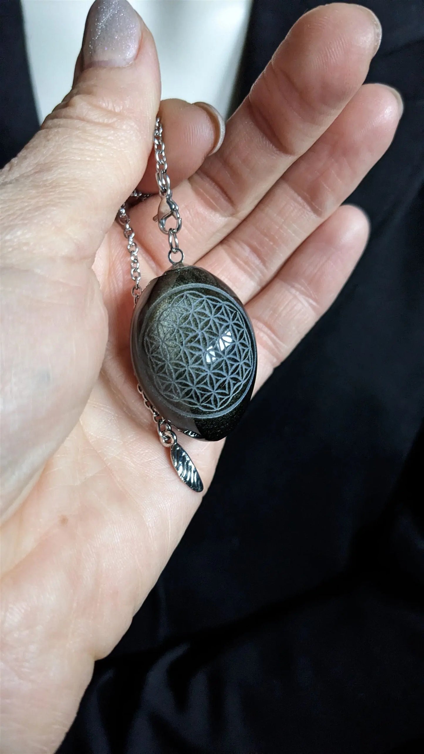 Pendule en obsidienne dorée gravé d'une Fleur de Vie - Aurore Lune