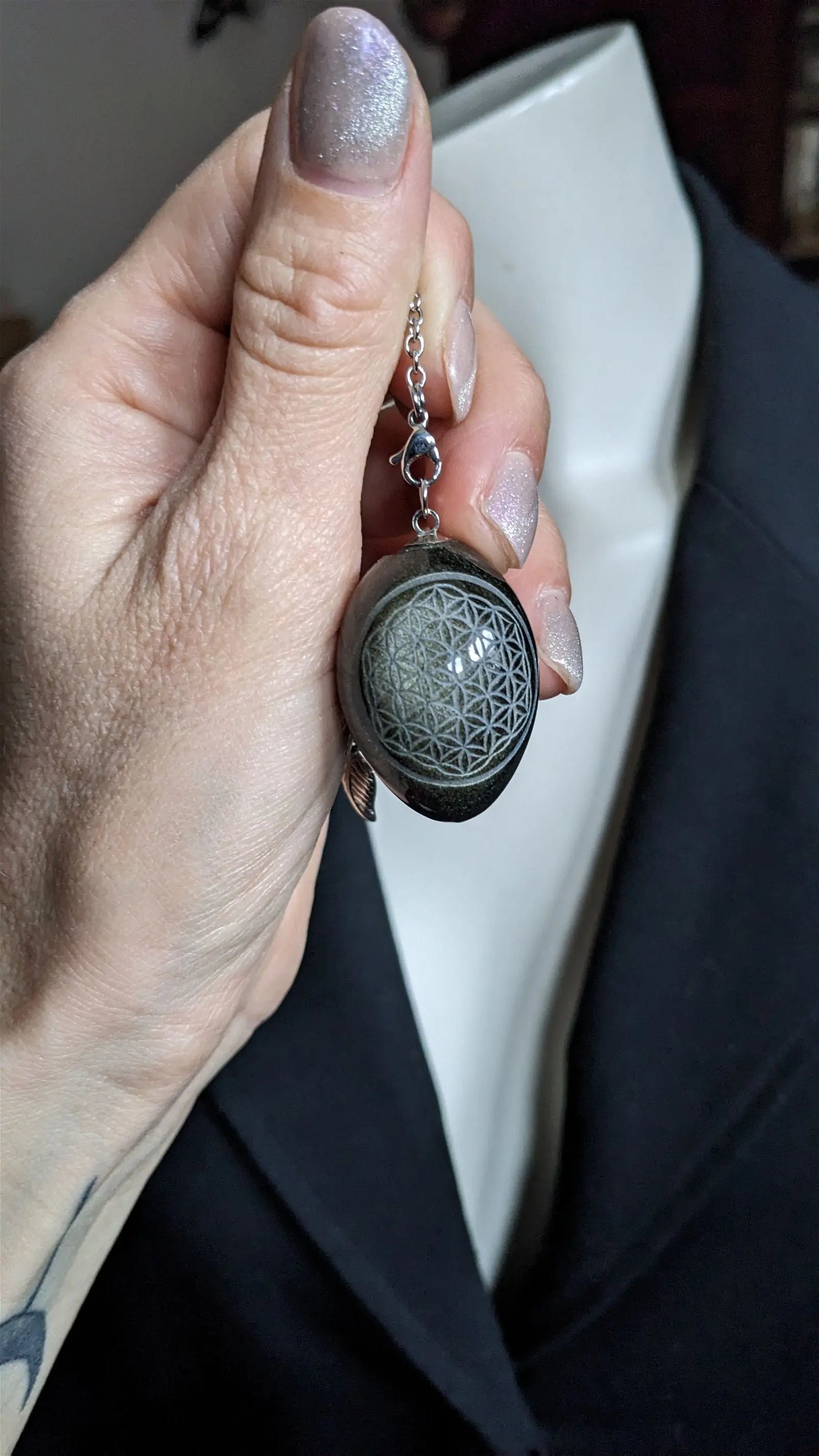 Pendule en obsidienne dorée gravé d'une Fleur de Vie - Aurore Lune
