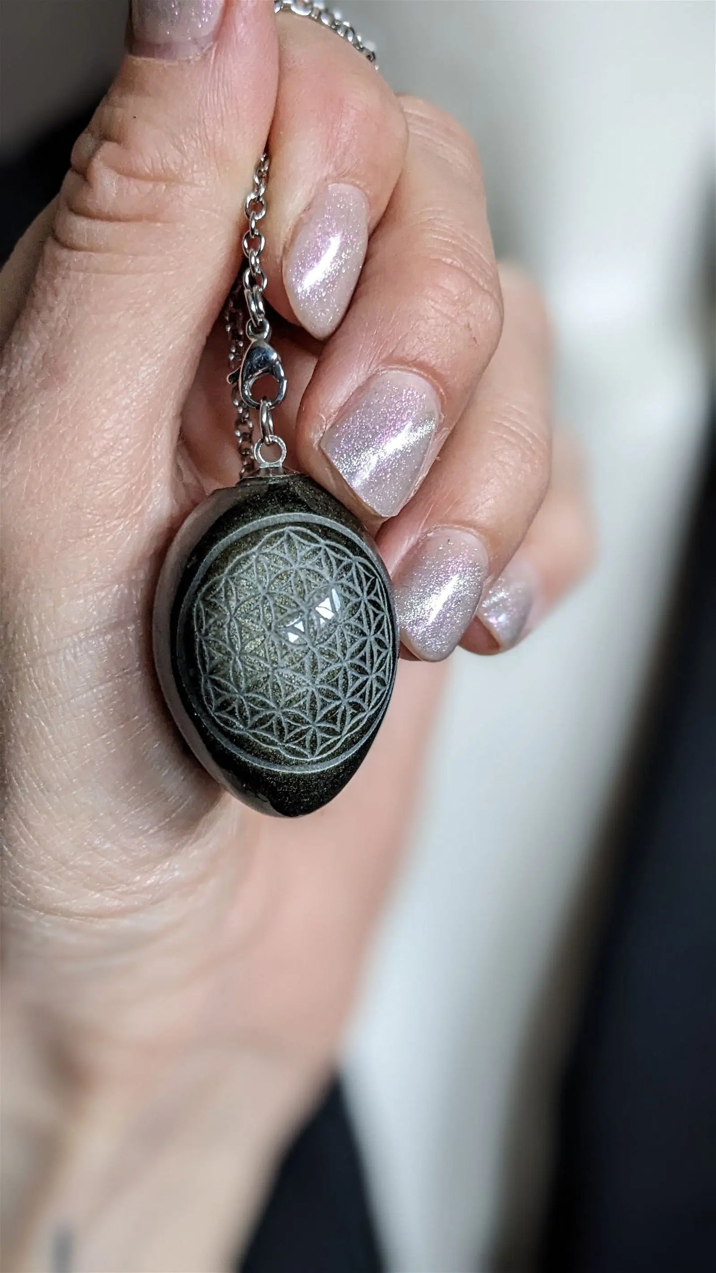 Pendule en obsidienne dorée gravé d'une Fleur de Vie - Aurore Lune