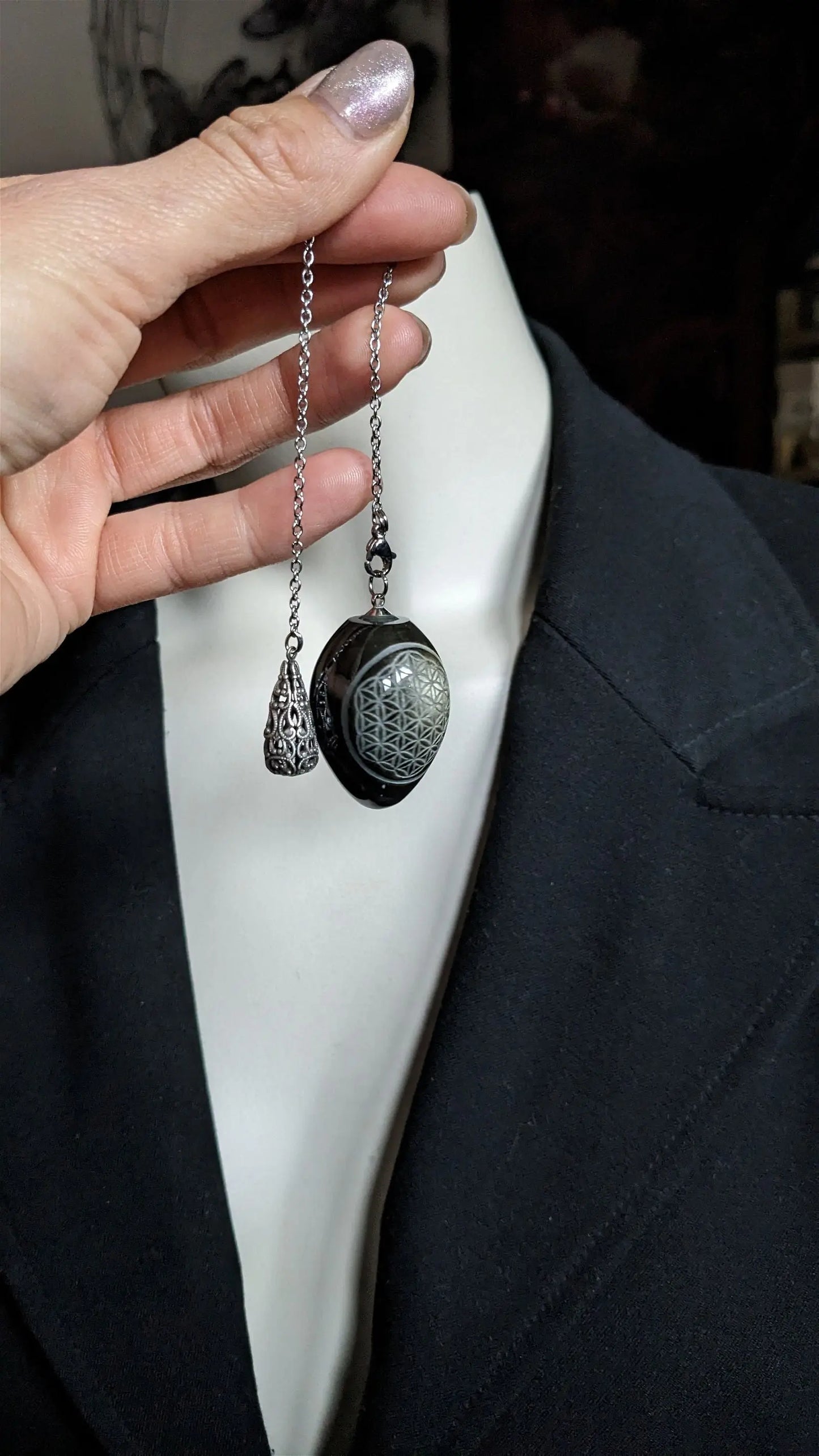 Pendule en obsidienne dorée gravé d'une Fleur de Vie - Aurore Lune
