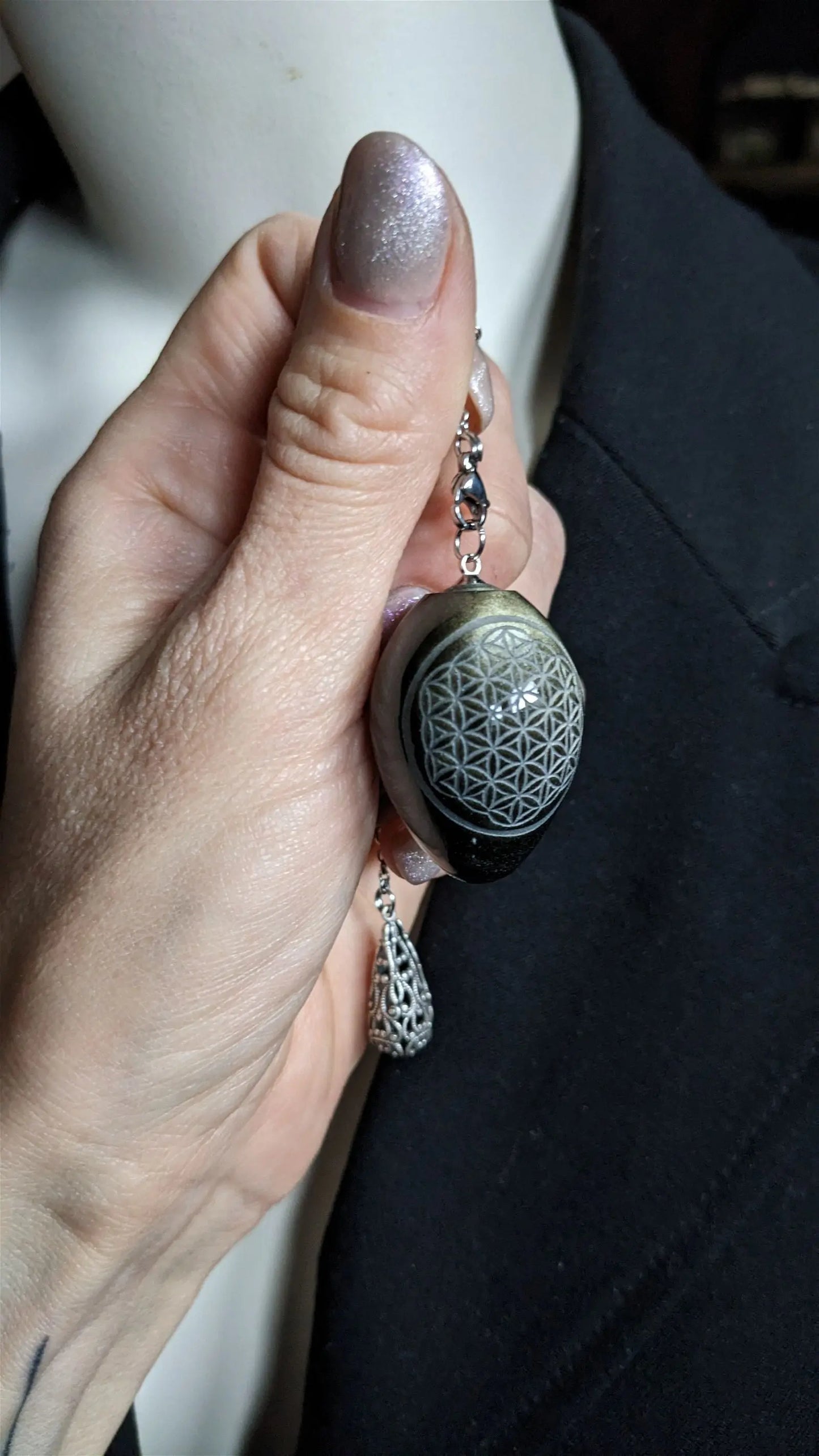 Pendule en obsidienne dorée gravé d'une Fleur de Vie - Aurore Lune