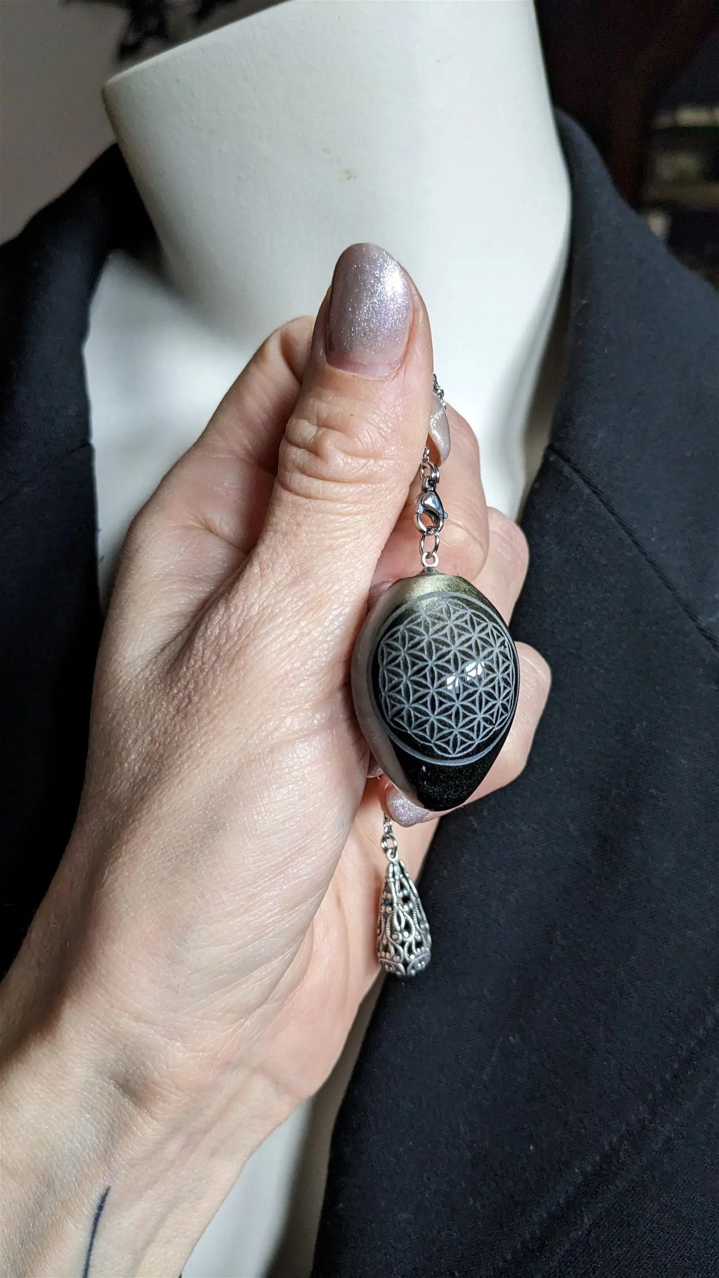 Pendule en obsidienne dorée gravé d'une Fleur de Vie - Aurore Lune