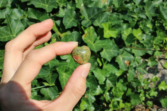 Petit coeur en épidote unakite non percé - Aurore Lune