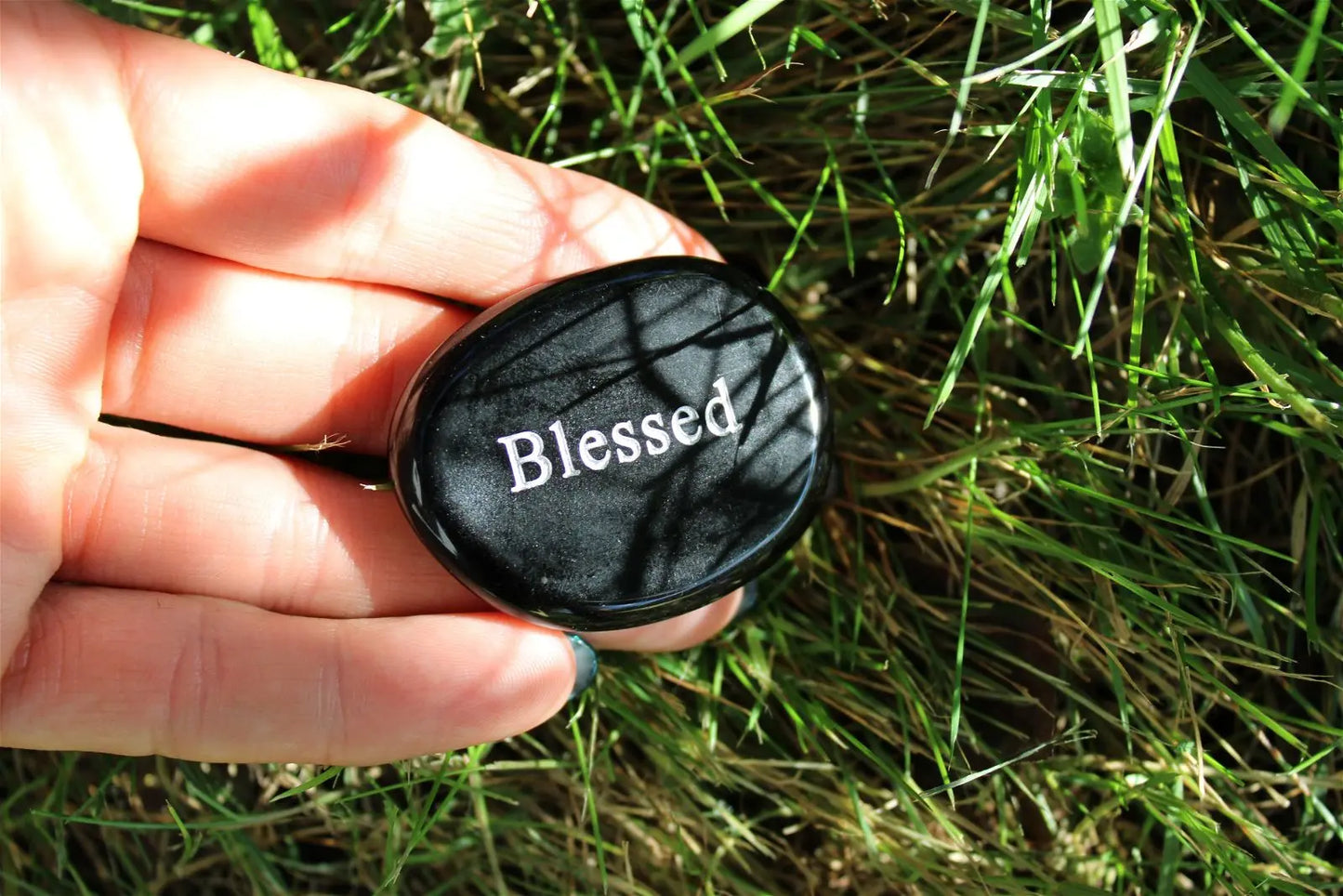 Petit galet plat BLESSED : bénie - Aurore Lune