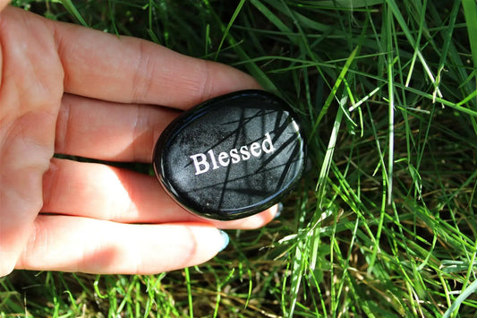 Petit galet plat BLESSED : bénie - Aurore Lune