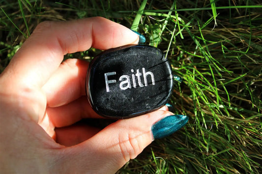 Petit galet plat FAITH : foi - Aurore Lune