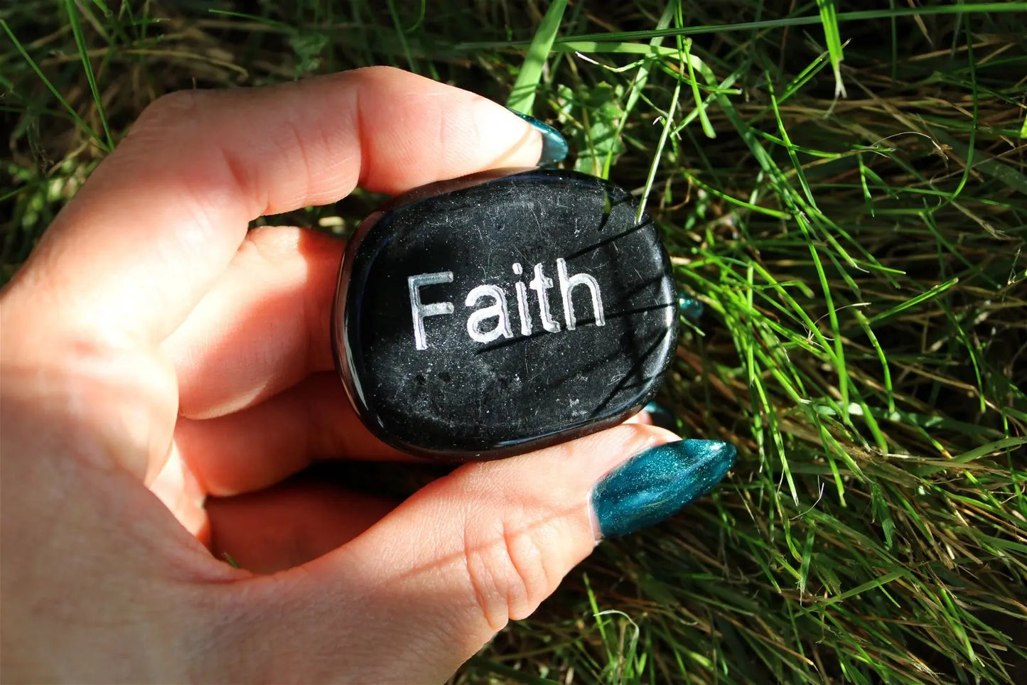 Petit galet plat FAITH : foi - Aurore Lune