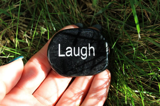 Petit galet plat LAUGH : ris ! - Aurore Lune